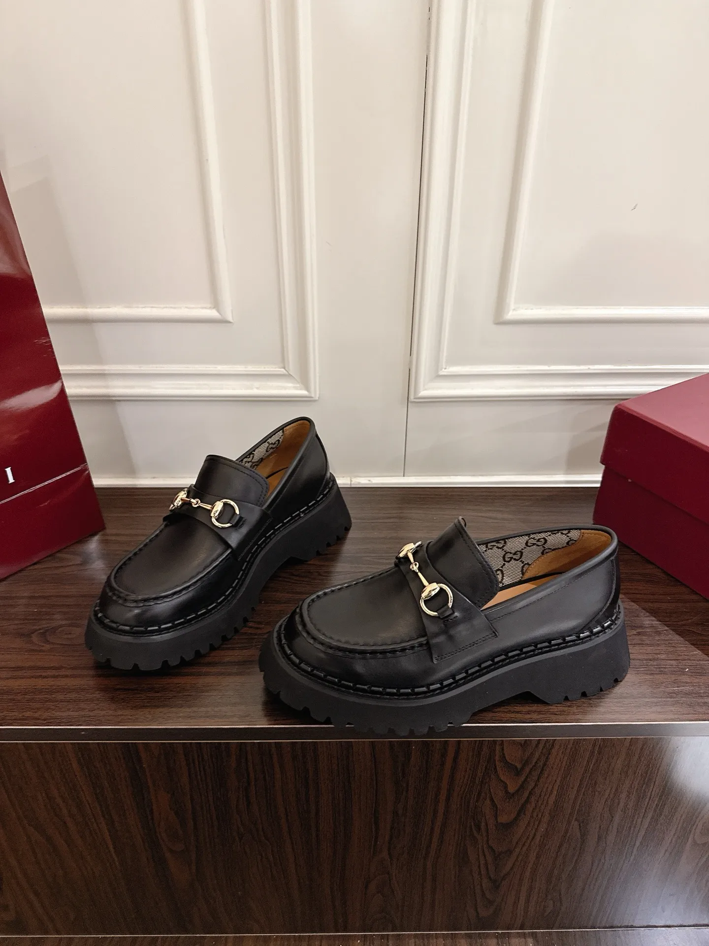 👟👟Ex-factory price 560👟👟 Gucci loafers with horsebit groove soles. As a tribute to the brand's equestrian roots, the horsebit has gone through years of baptism, integrating its rich historical heritage and modern fashion into one. Cowhide surface, sole thickness 5cm, size: 35-42# 39-46#